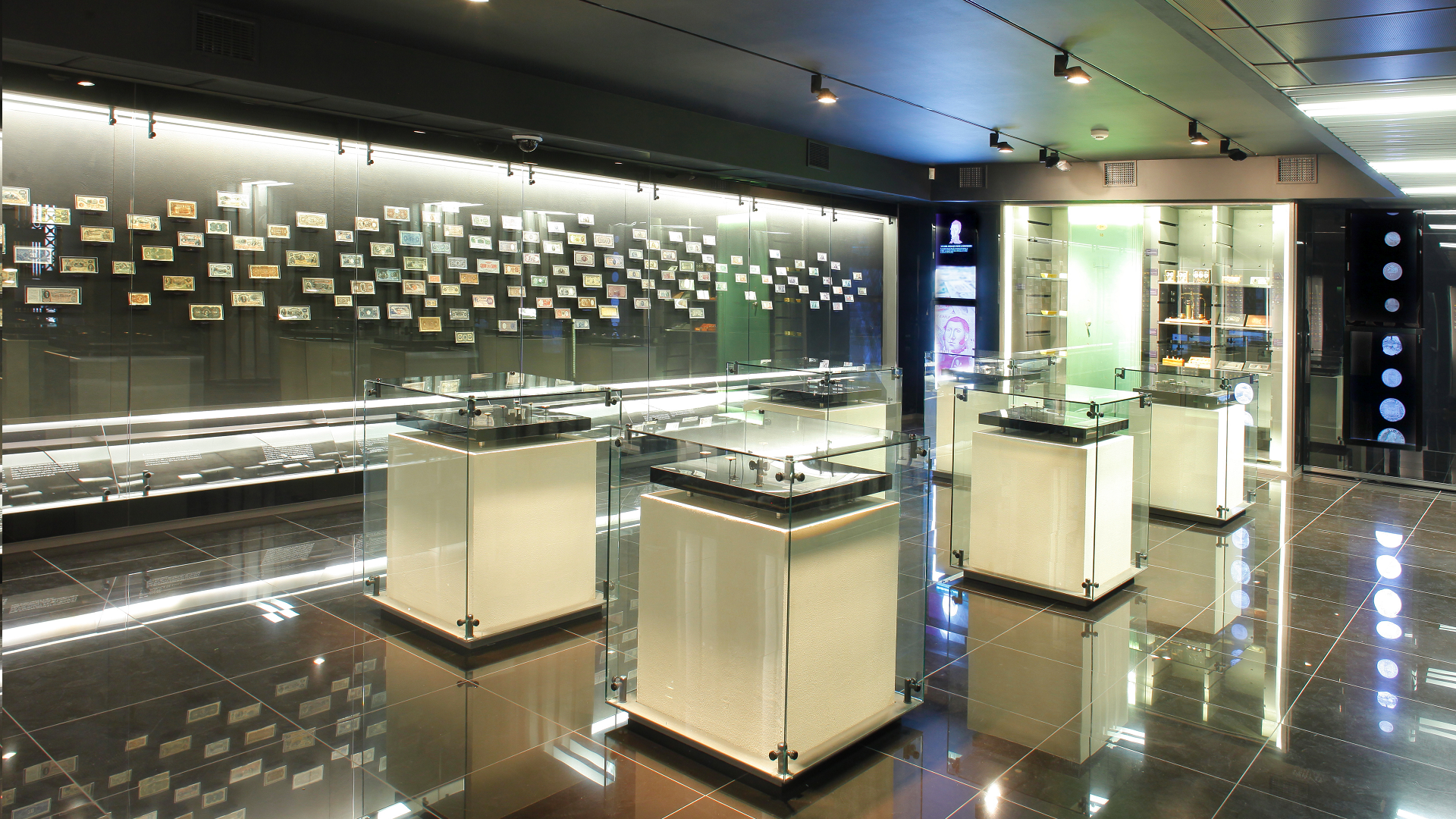 Sala interior del Museo Numismático en donde se exhiben monedas y billetes históricos