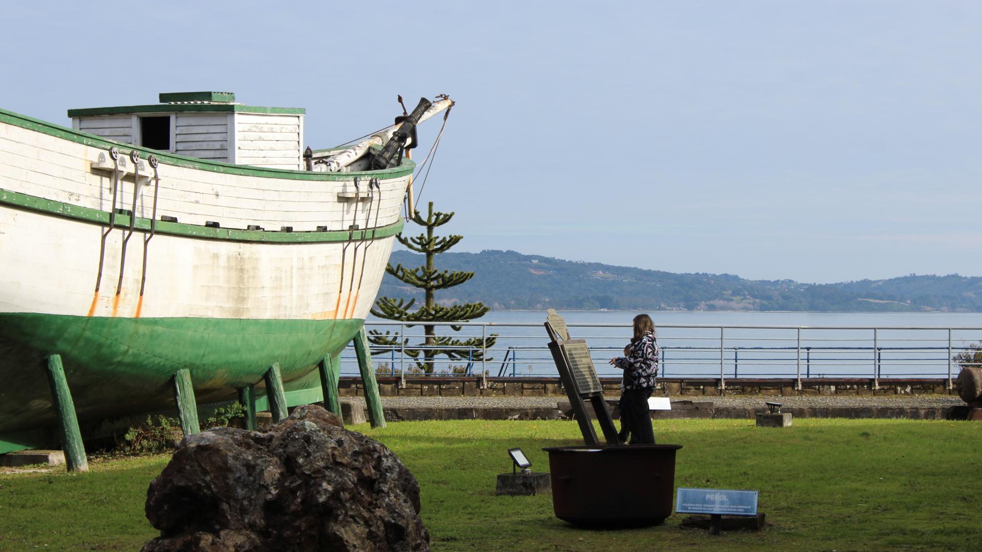 Réplica de la goleta Ancud exhibida en el patio del Museo Regional