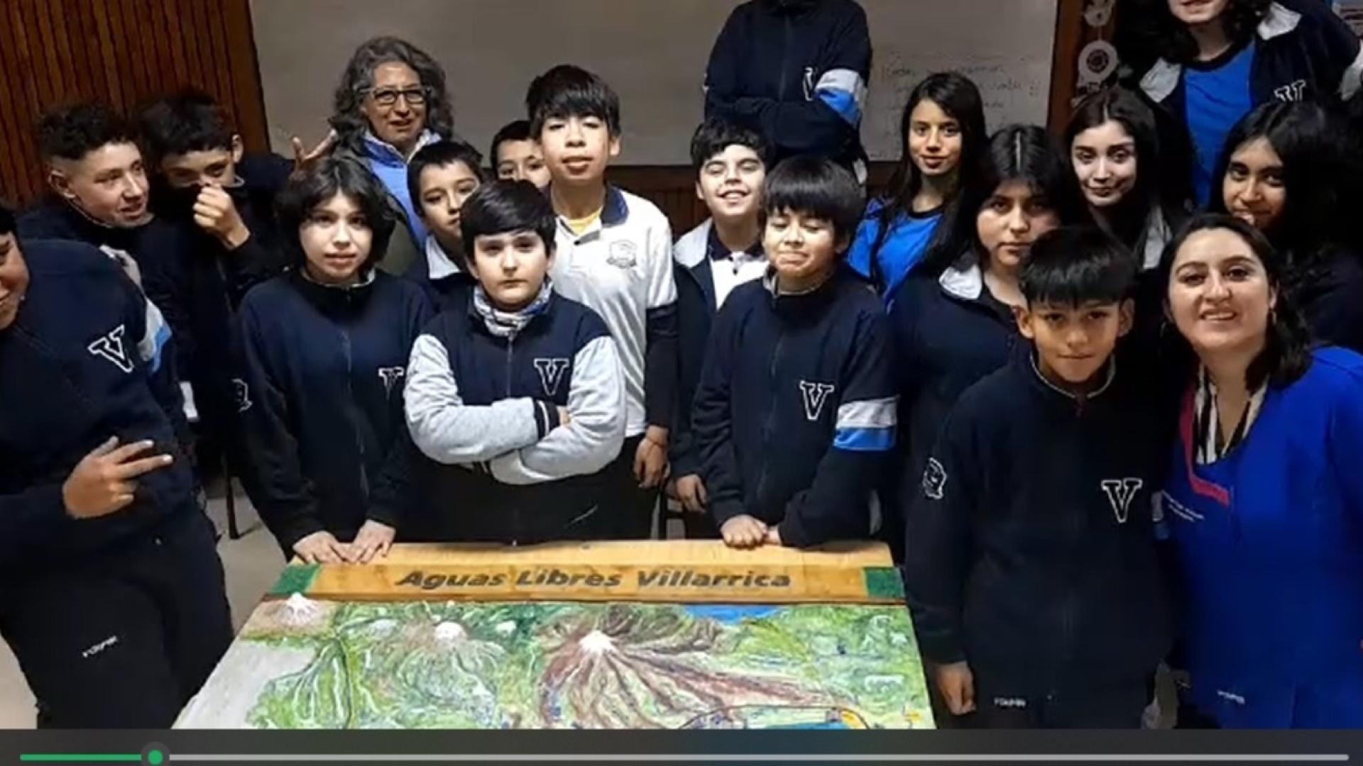 ya contamos con una maqueta que muestra toda la cuenca del lago Villarrica y los puntos de contaminación, material que ya hemos mostrado en las escuelas de la comuna, creando conciencia ambiental.