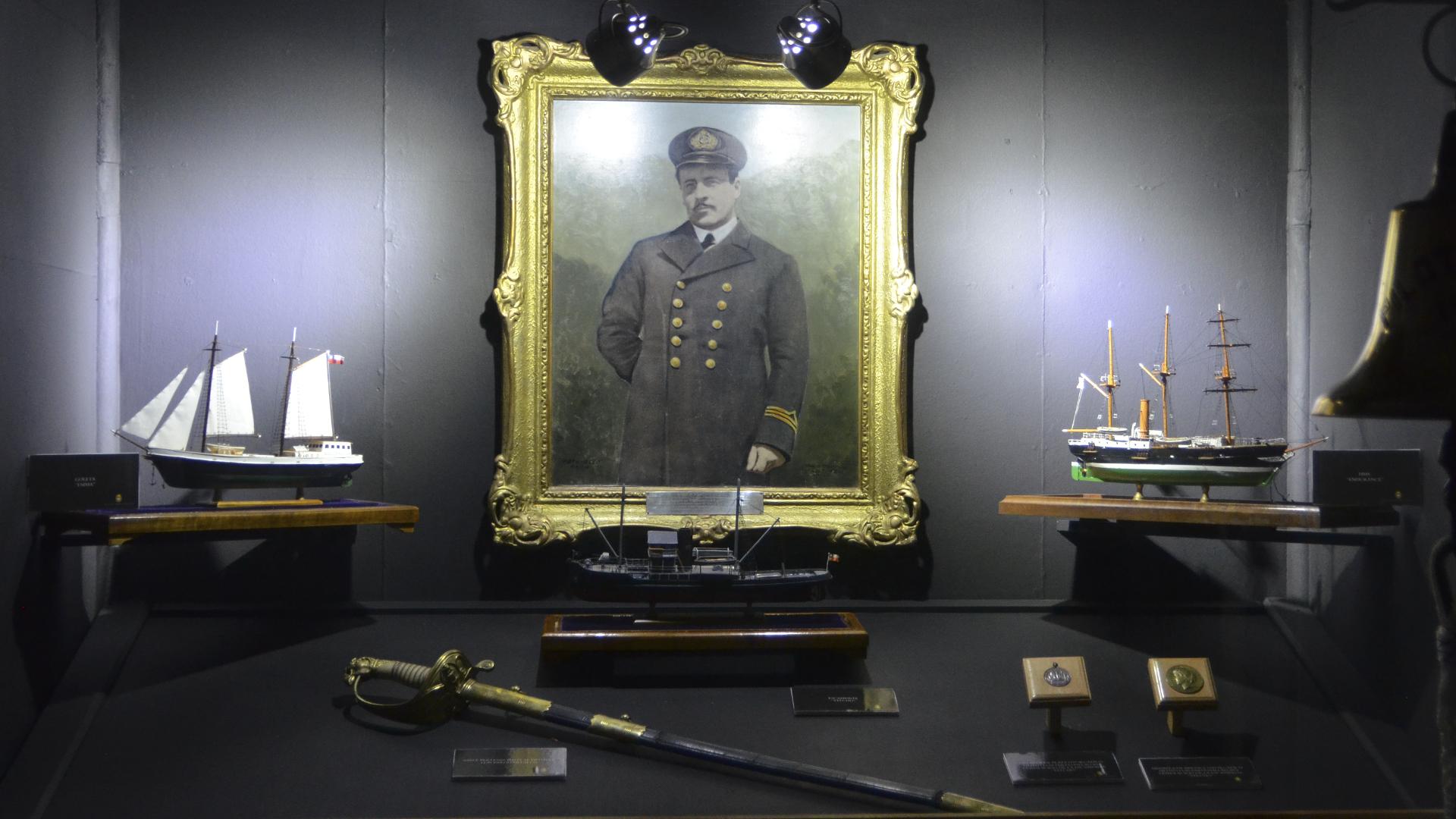 SALA LUIS PARDO VILLALÓN  Nos cuenta la hazaña del Piloto de la Armada de Chile, Luis Pardo Villalón quien al mando del Escampavía “Yelcho” efectuó el salvamento de la Antártica en la expedición de Sir Ernest Shackleton en 1916. 