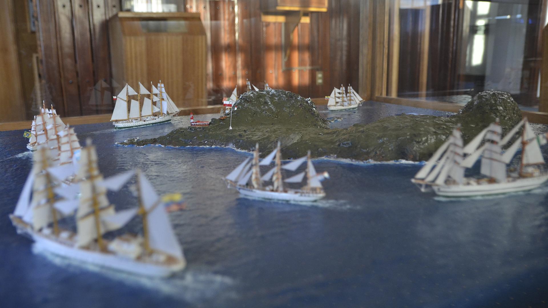 En el centro de la Sala observamos un diorama donde se muestra la importancia del Cabo de Hornos como ruta marítima y la verdadera magnitud de reconocimiento que representa para todo hombre de mar lograr cruzarlo. Esta considera la exhibición de la Regata Bicentenario 