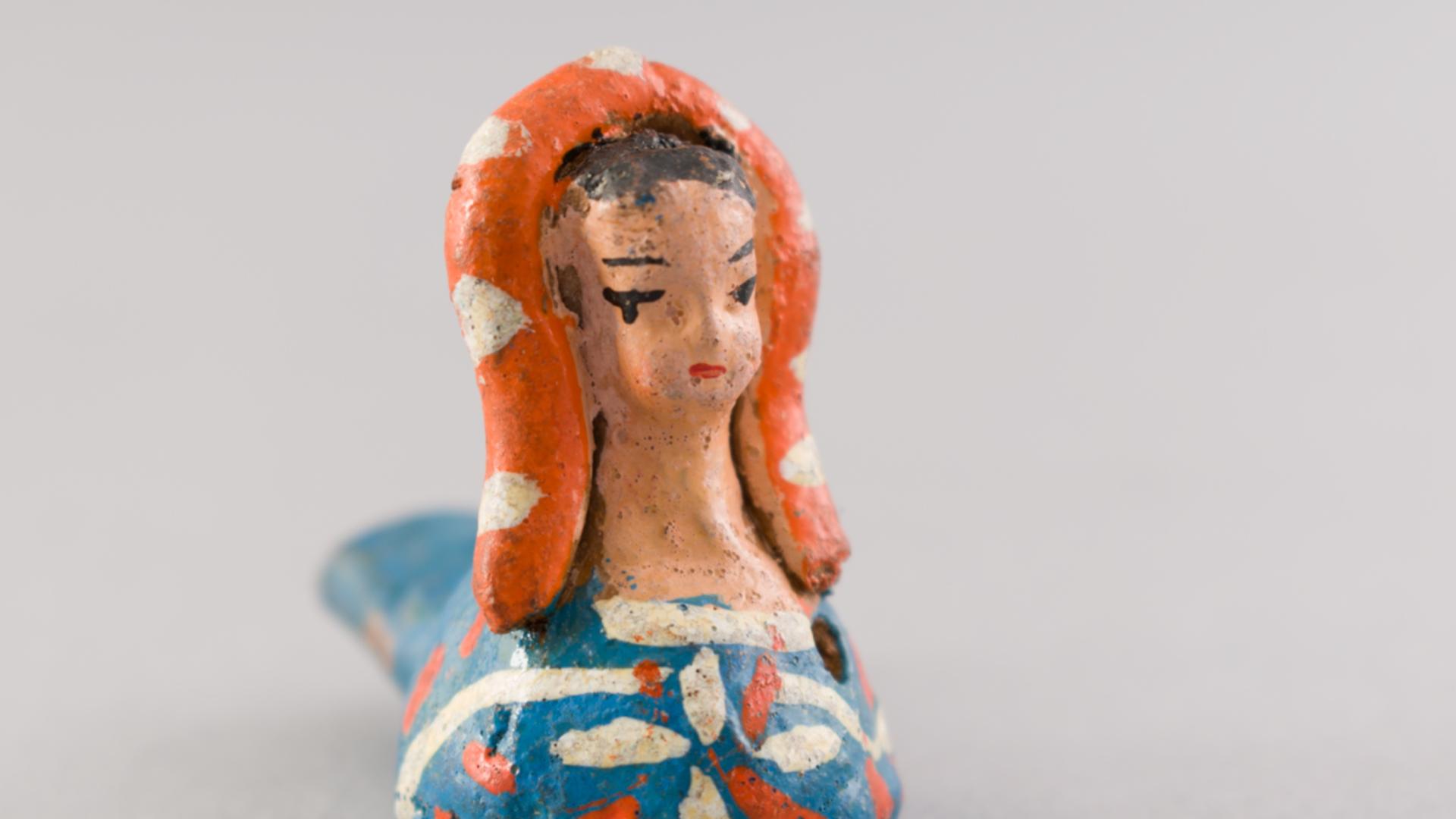 Silbato de cerámica con forma de mujer