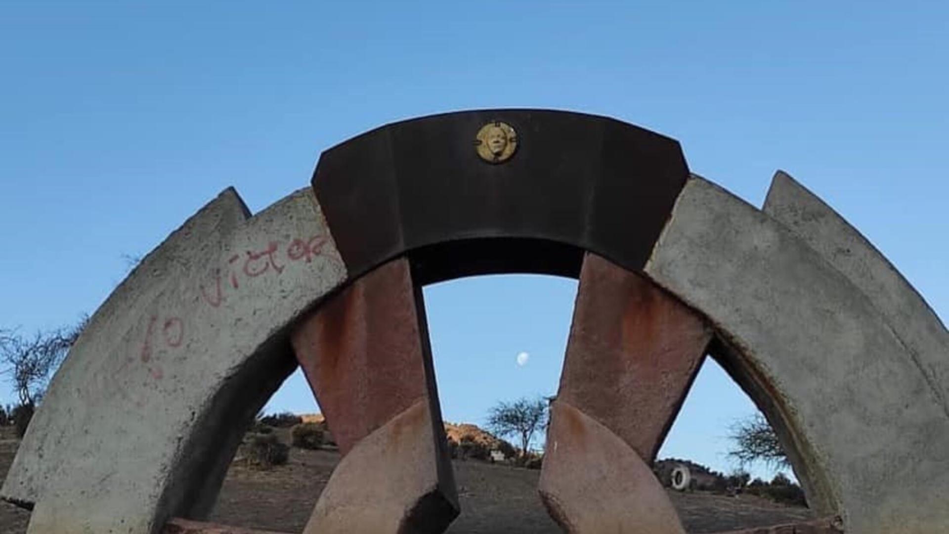 El Parque Escultórico Cementerio de Carretas alberga una serie de esculturas que integran elementos naturales, como las rocas, con el arte contemporáneo. Una de las obras destacadas es "Los Guardianes", que incorpora grandes bloques de piedra en su composición, simbolizando la protección y la conexión con la tierra. 