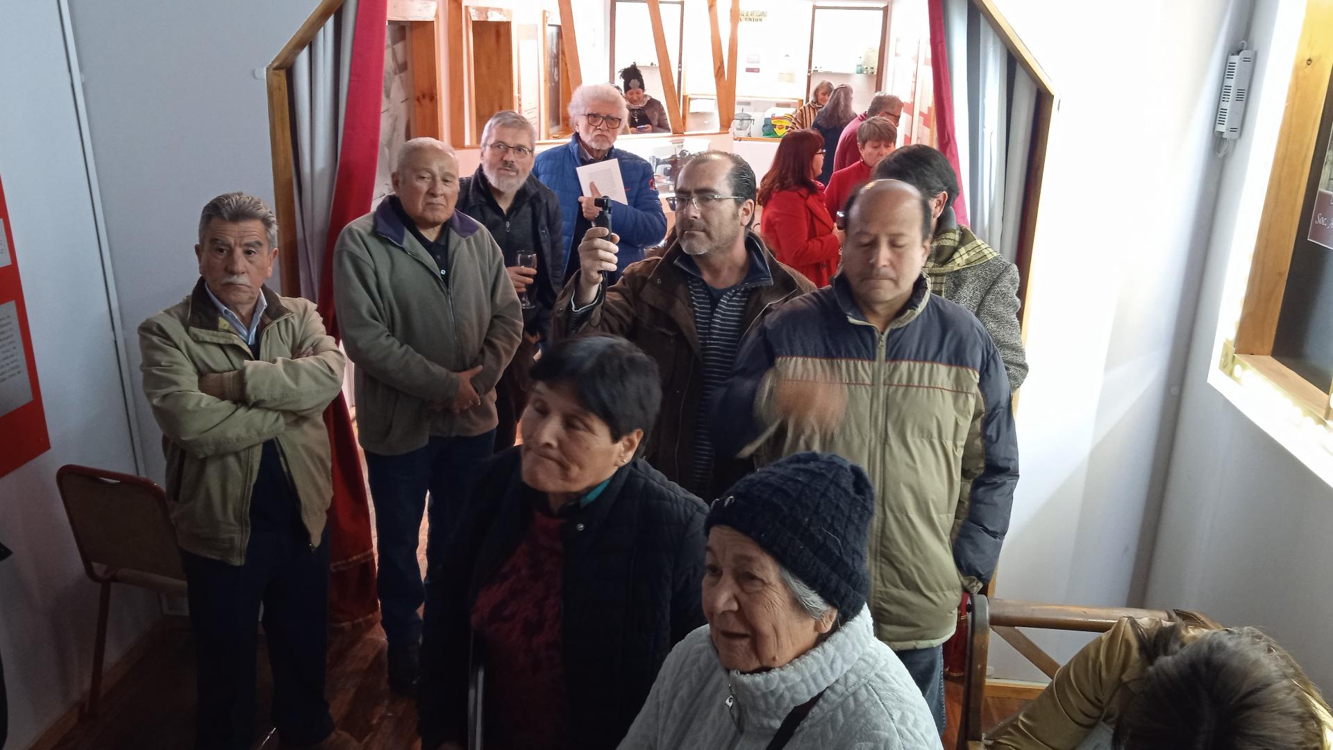 Público asistente a la sala museo de la Sociedad de Artesanos (muestra audiovisual)