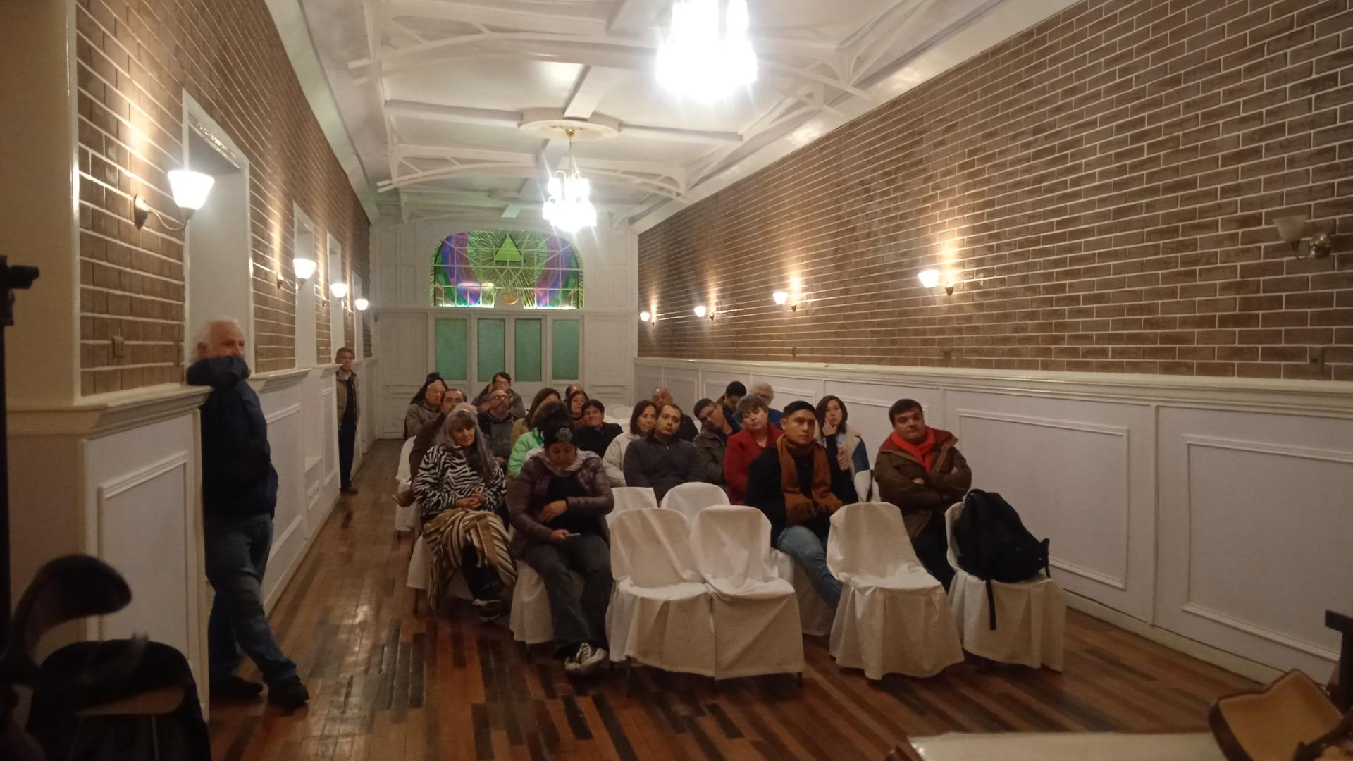 Sala de eventos Rubén Echeverría de la Sociedad de Artesanos la Unión de San Felipe, con una actividad cultural