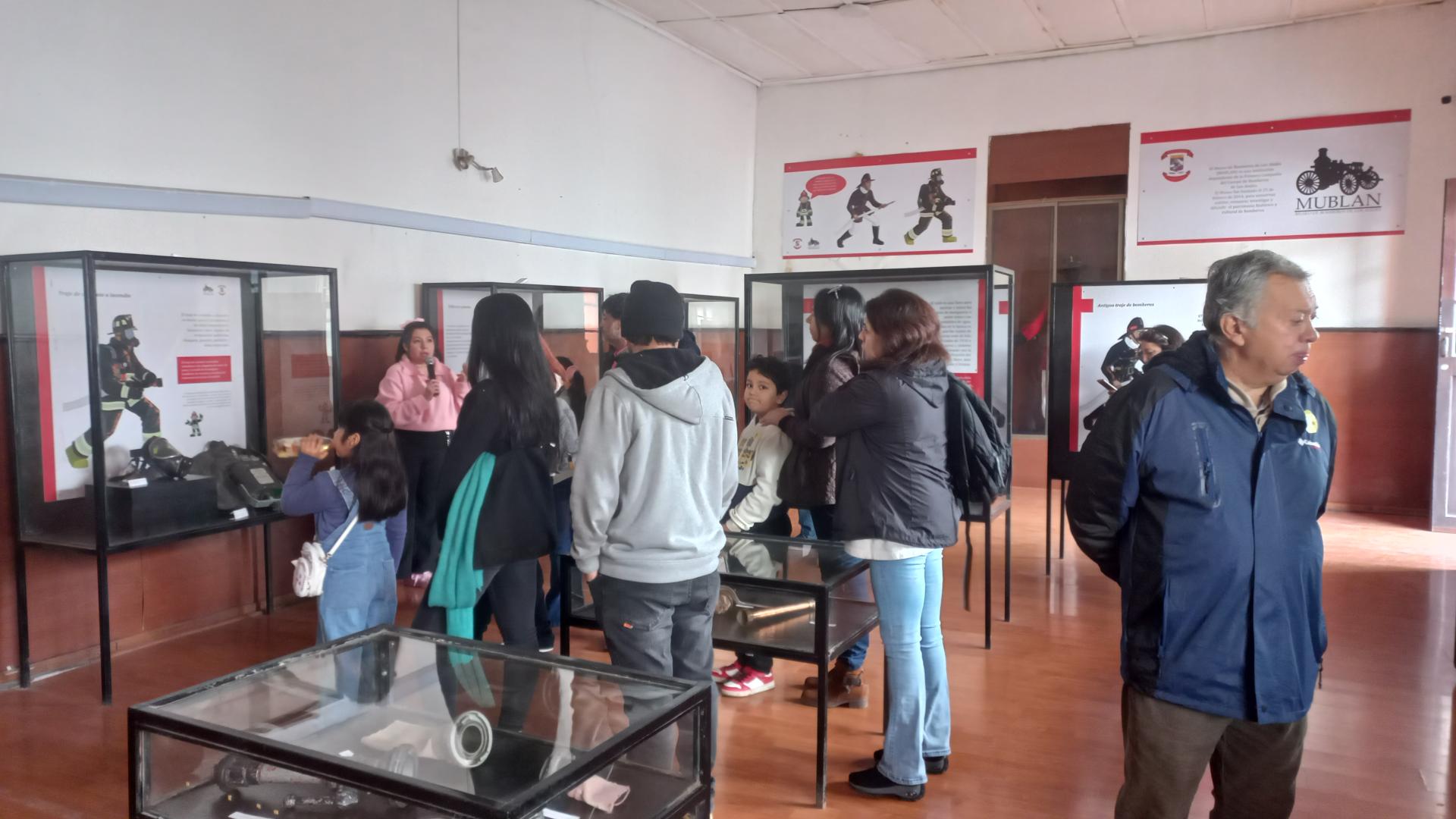 visitantes en Sala Oriente