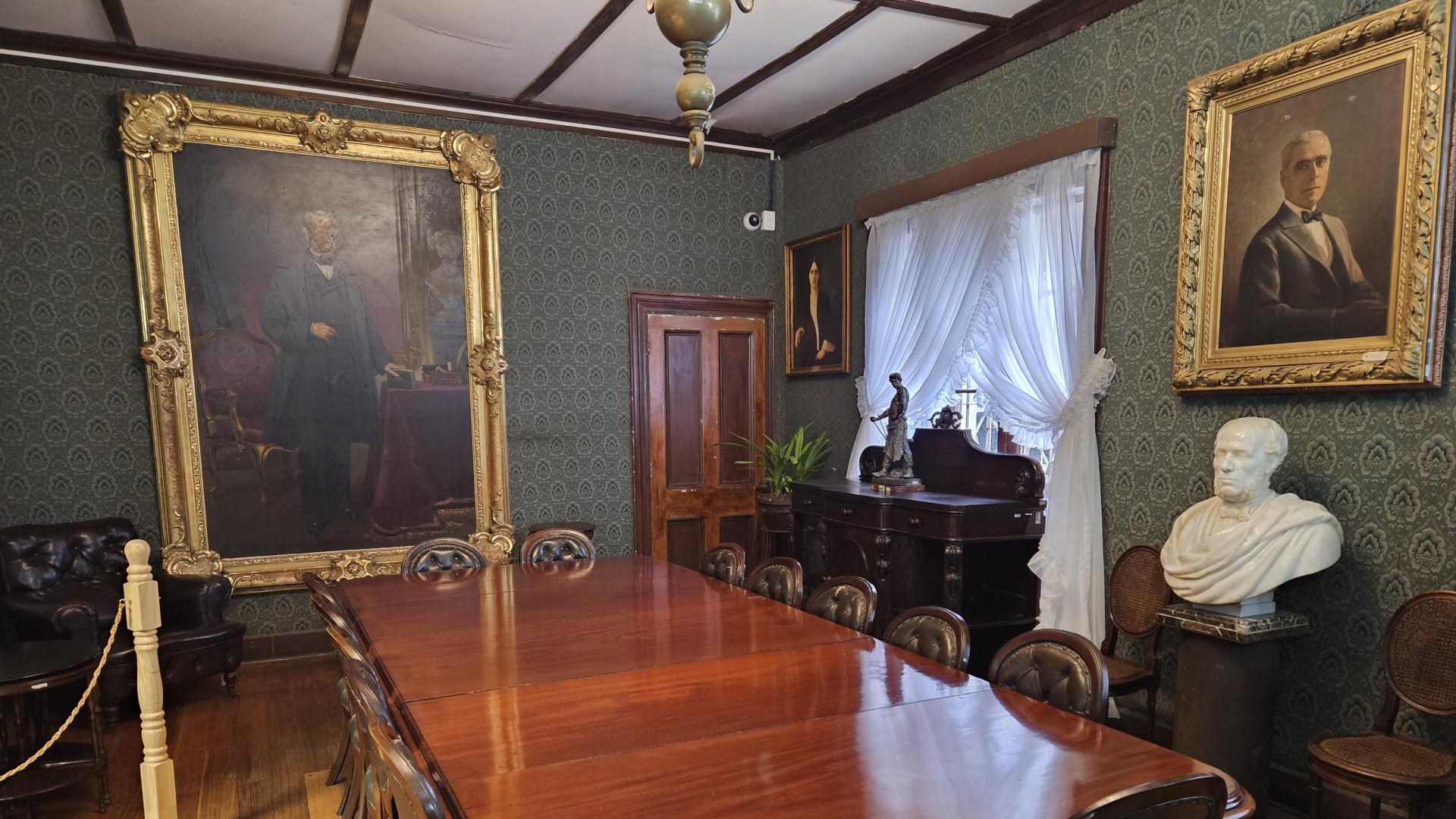 Sala de los Cousiño, posee un comedor victoriano y obras de arte decorativas.