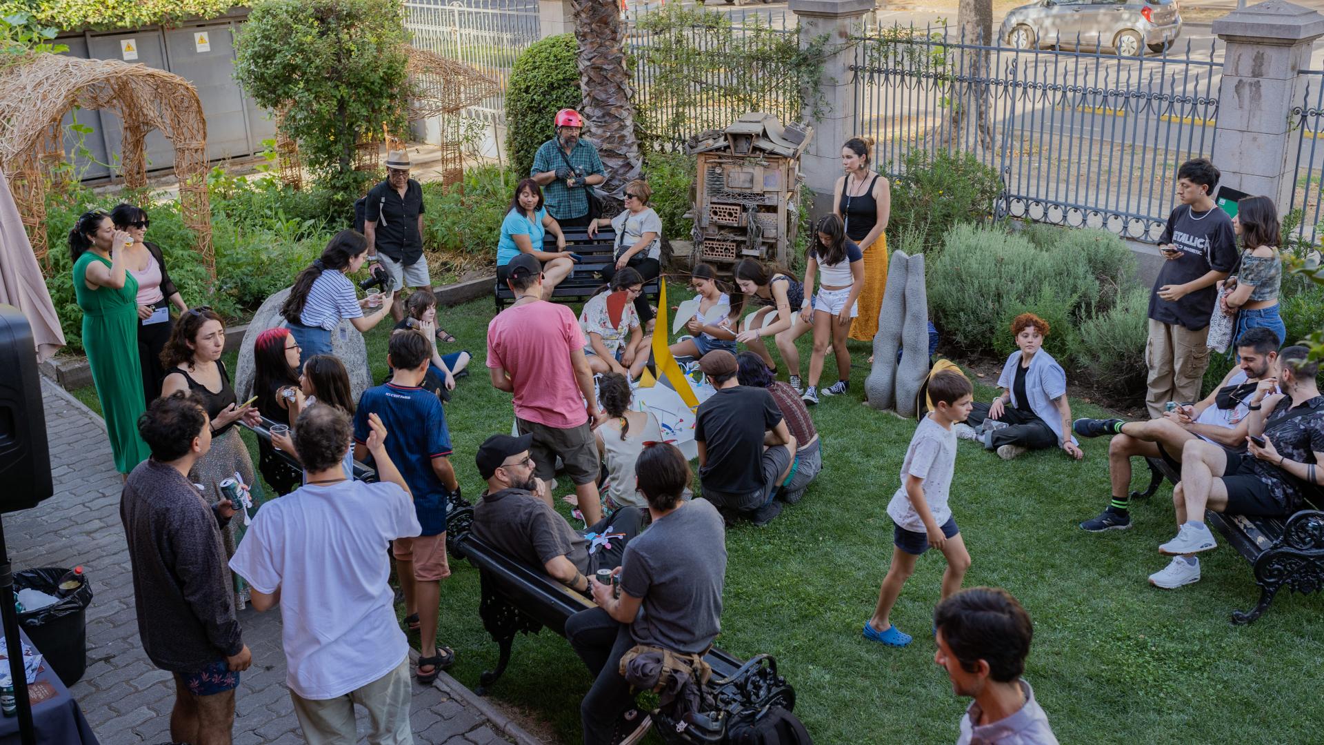 Imagen de público de distintas edades en el antejardín del MSSA