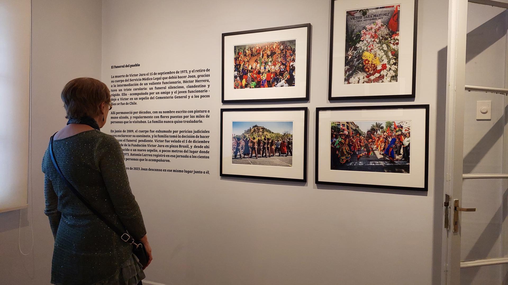 Persona observando la exposión fotográfica en la Fundación Victor Jara