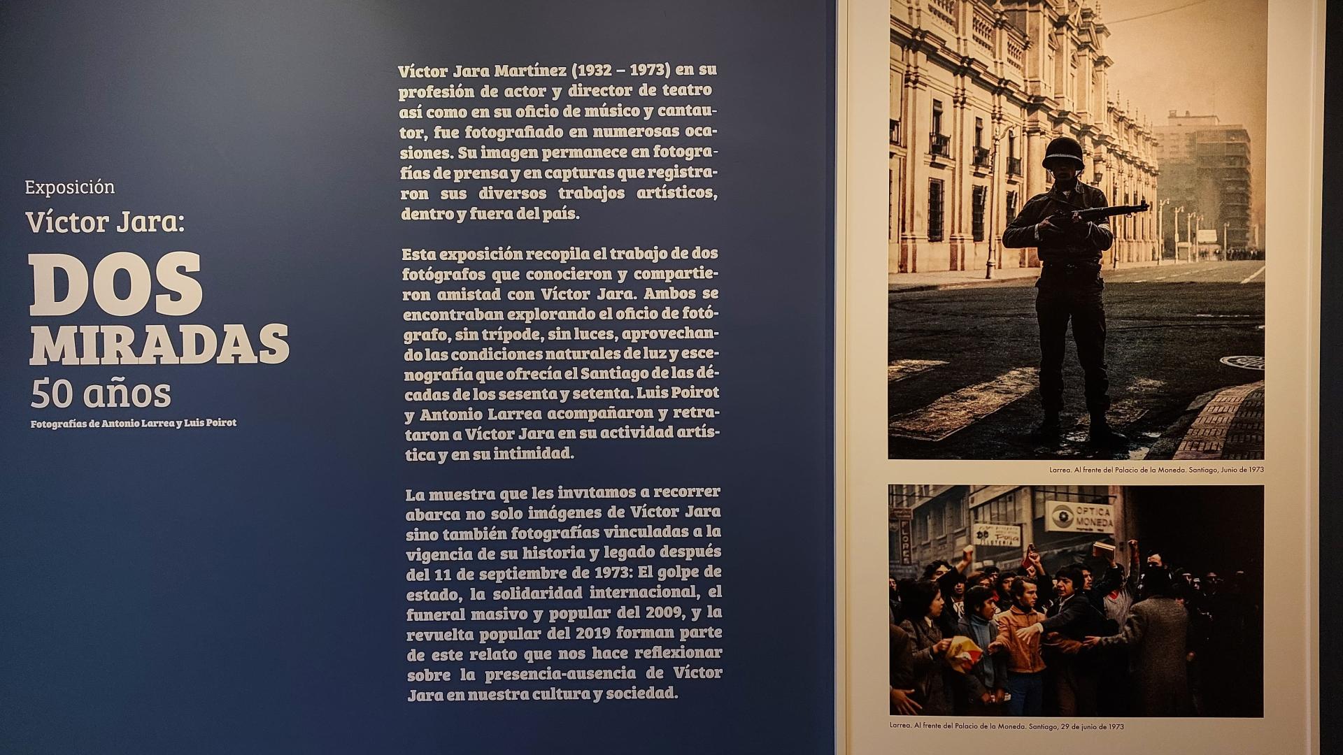 Muro con el título de la exposición fotográfica Dos Miradas en en la Fundación Victor Jara
