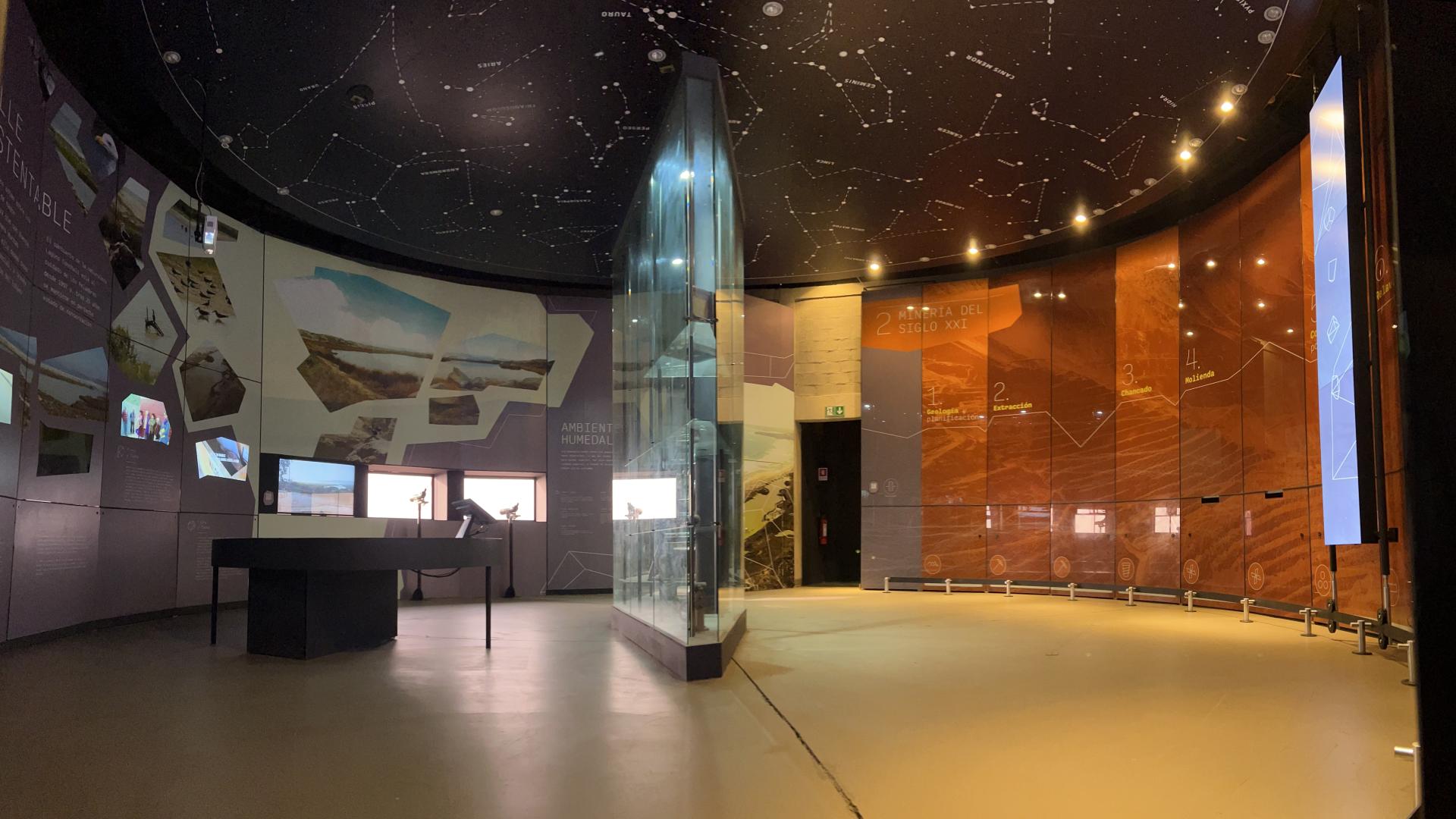 Sala circular de exhibición de la muestra museográfica del Centro Andrónico Luksic Abaraoa.