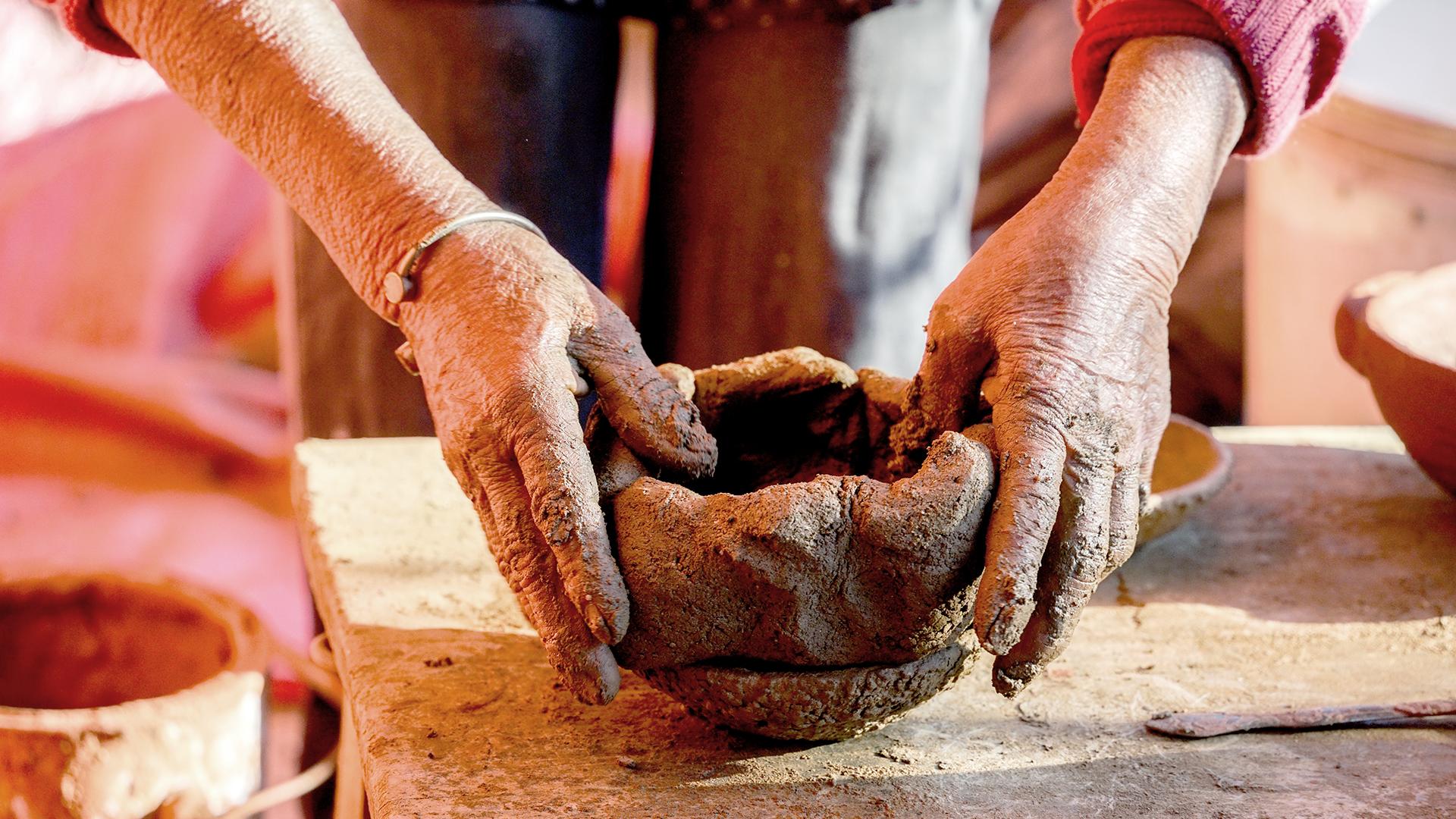 Manos trabajando la greda. María Toledo. Alfarera de Quirihue, región de Ñuble.