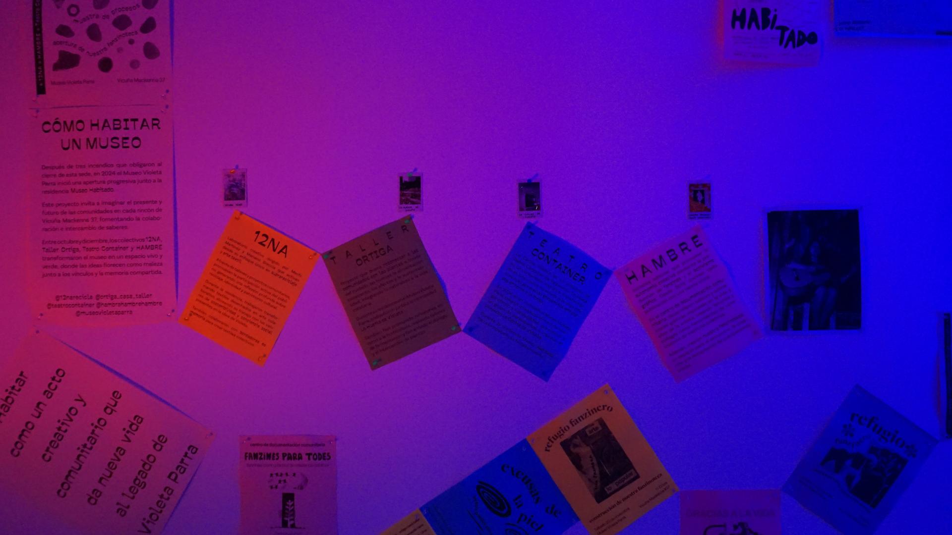 Papeles con muestra de exposición. Cada papel tiene un color distinto y es una presentación de cada residencia creativa del programa Museo Habitado.