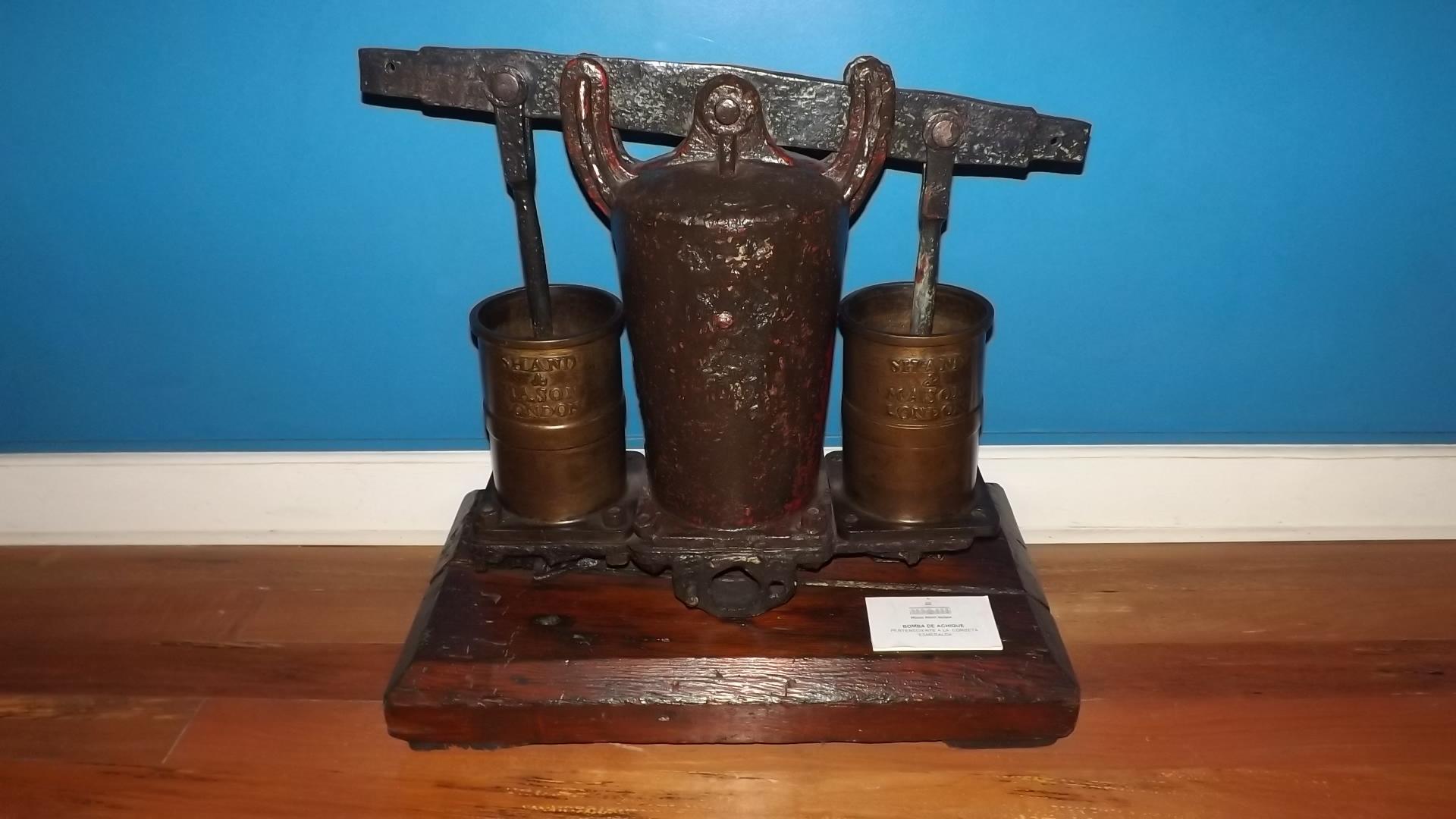 La bomba de achique, tenia por función extraer el agua que ingresaba a la sentina de la Esmeralda para posteriormente arrojarla al mar.