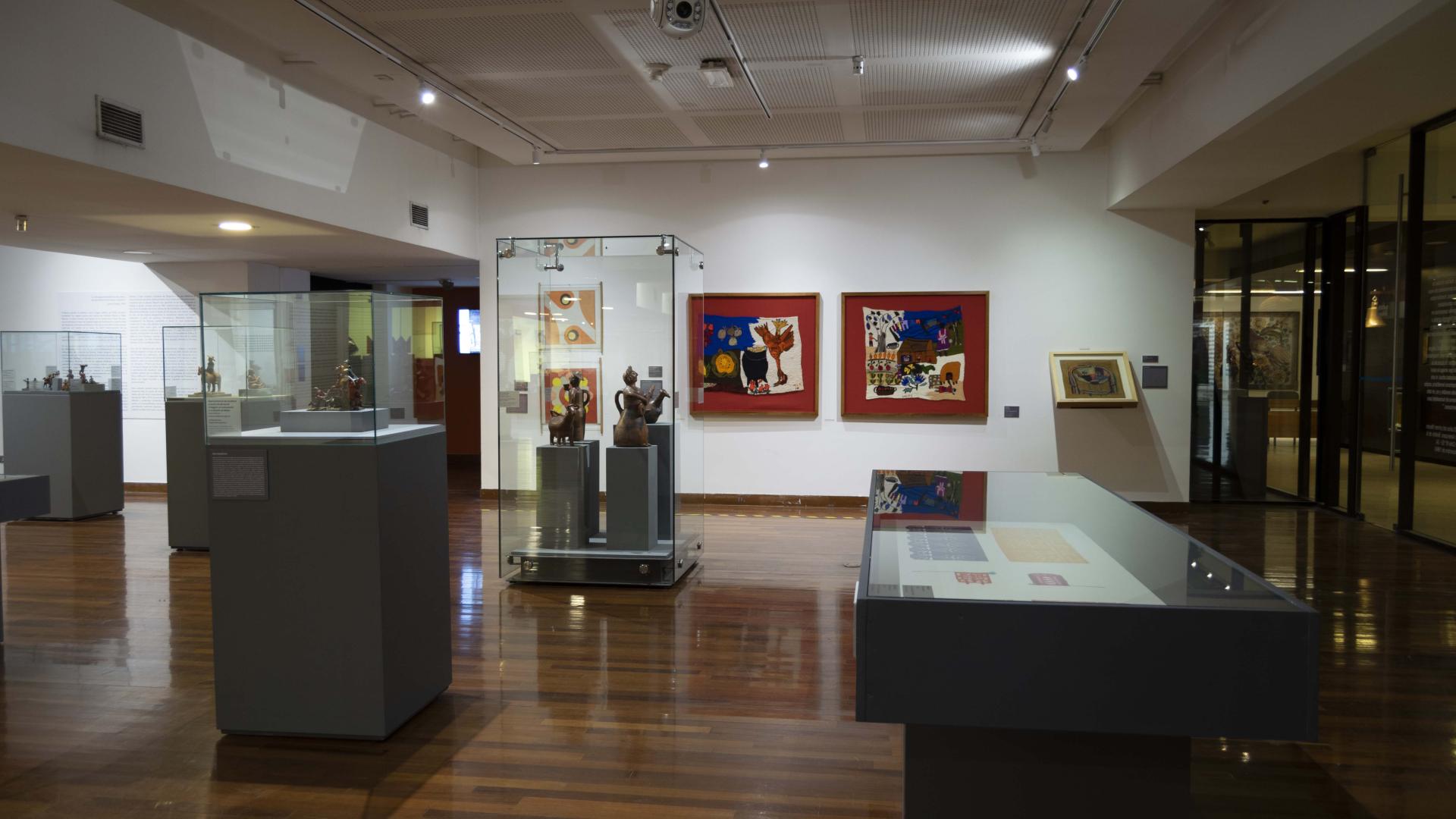 Sala de exposiciones con vitrinas y objetos dentro de ellas