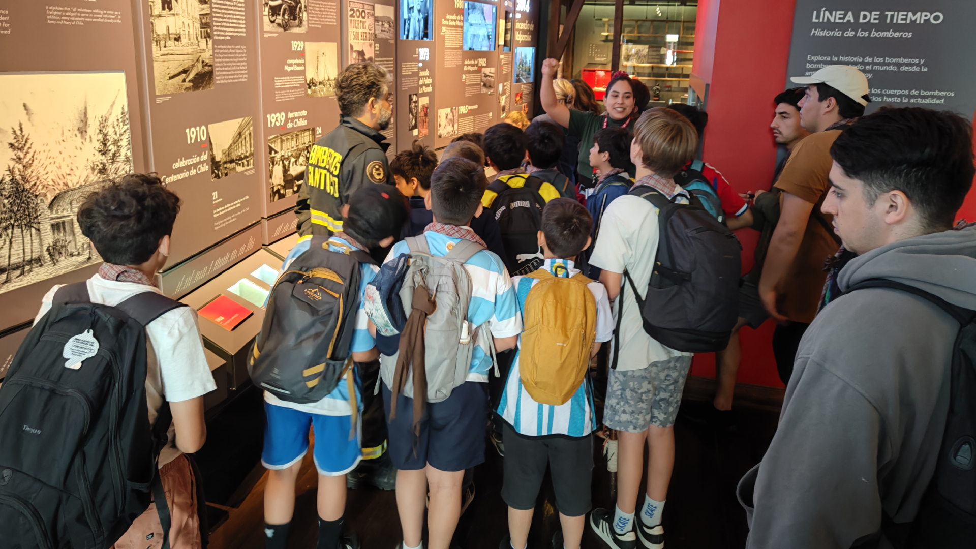 Grupo de niños y jóvenes en un recorrido mediado por las salas del Mubo.