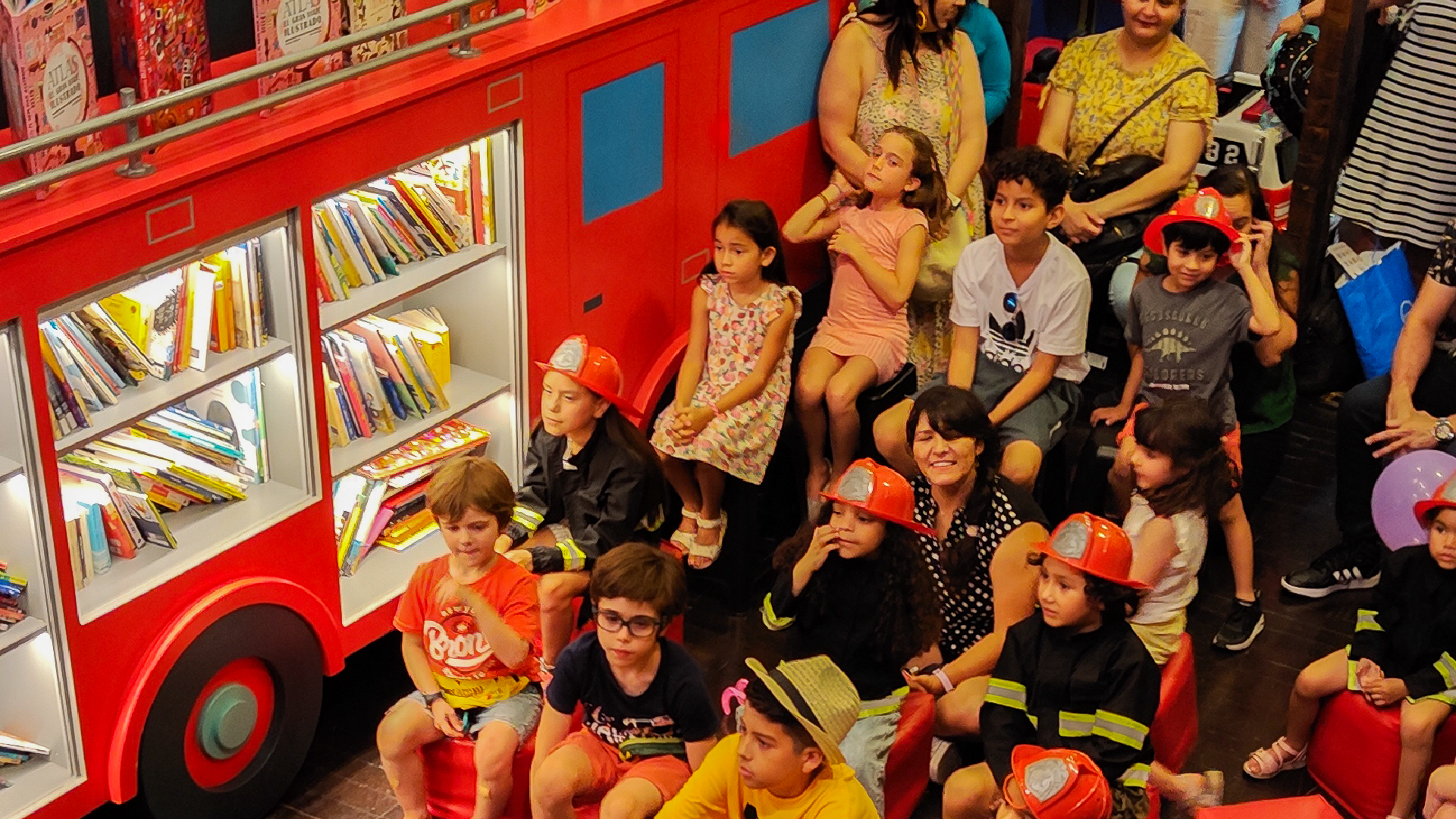 Niñas y niños en el Cuartel de Lectura del MuBo, espacio de fomento lector y educación en autocuidado para la primera infancia.