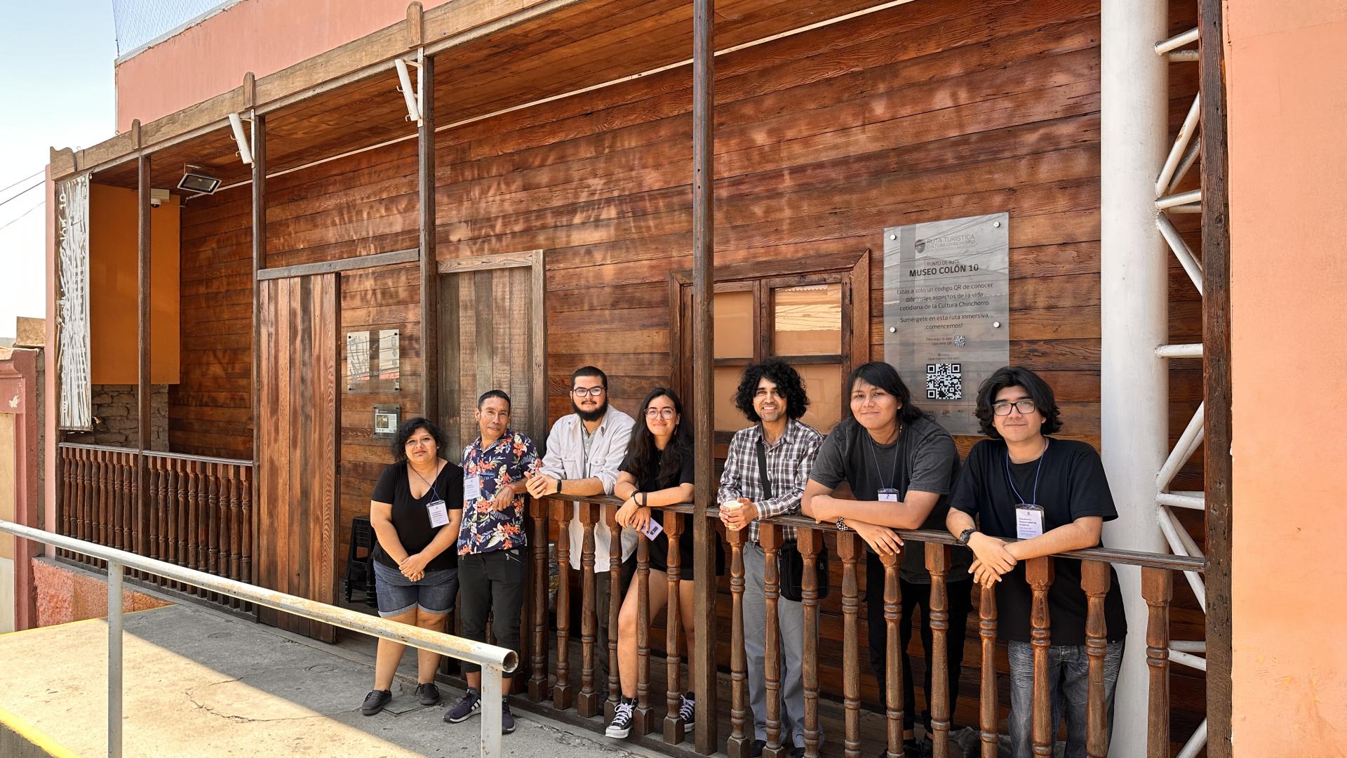 Equipo de mediación patrimonial en frontis del Museo