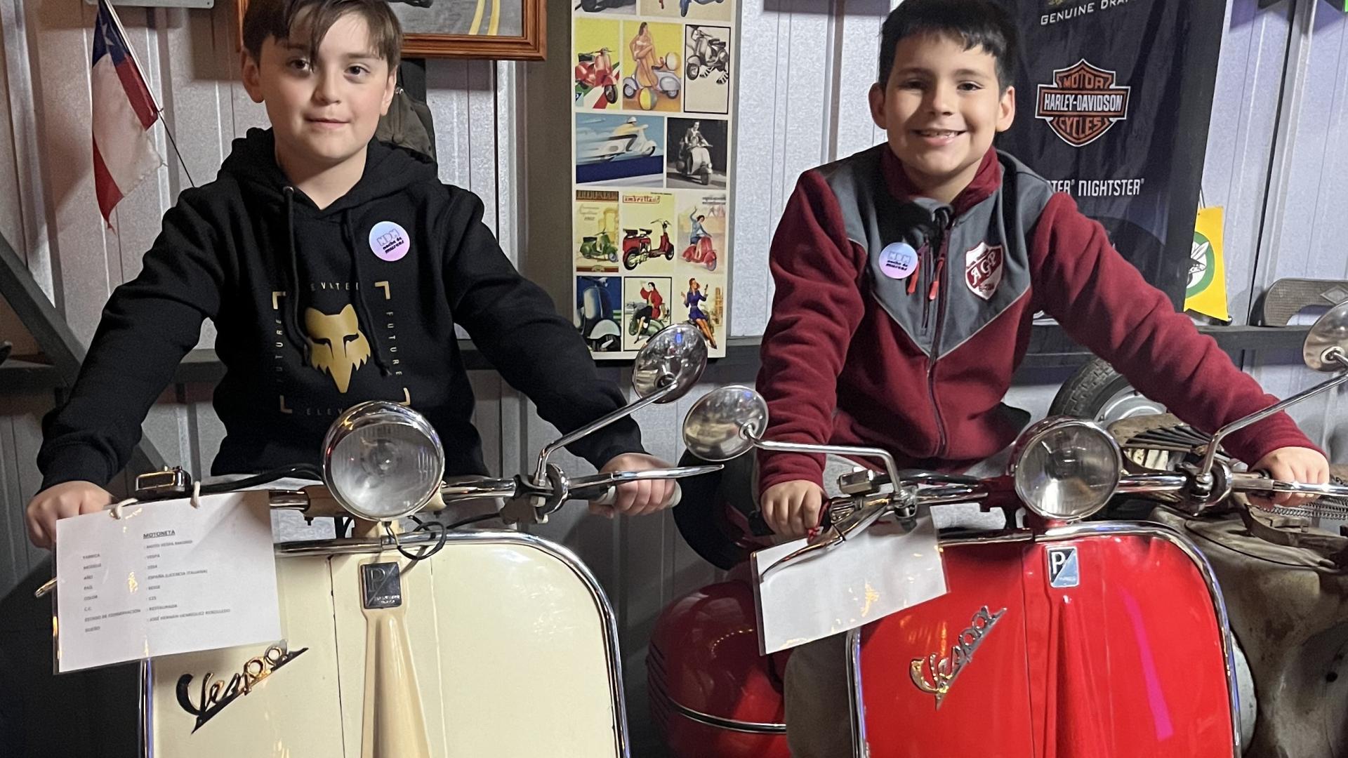 Niños visitantes sacándose una foto de recuerdo