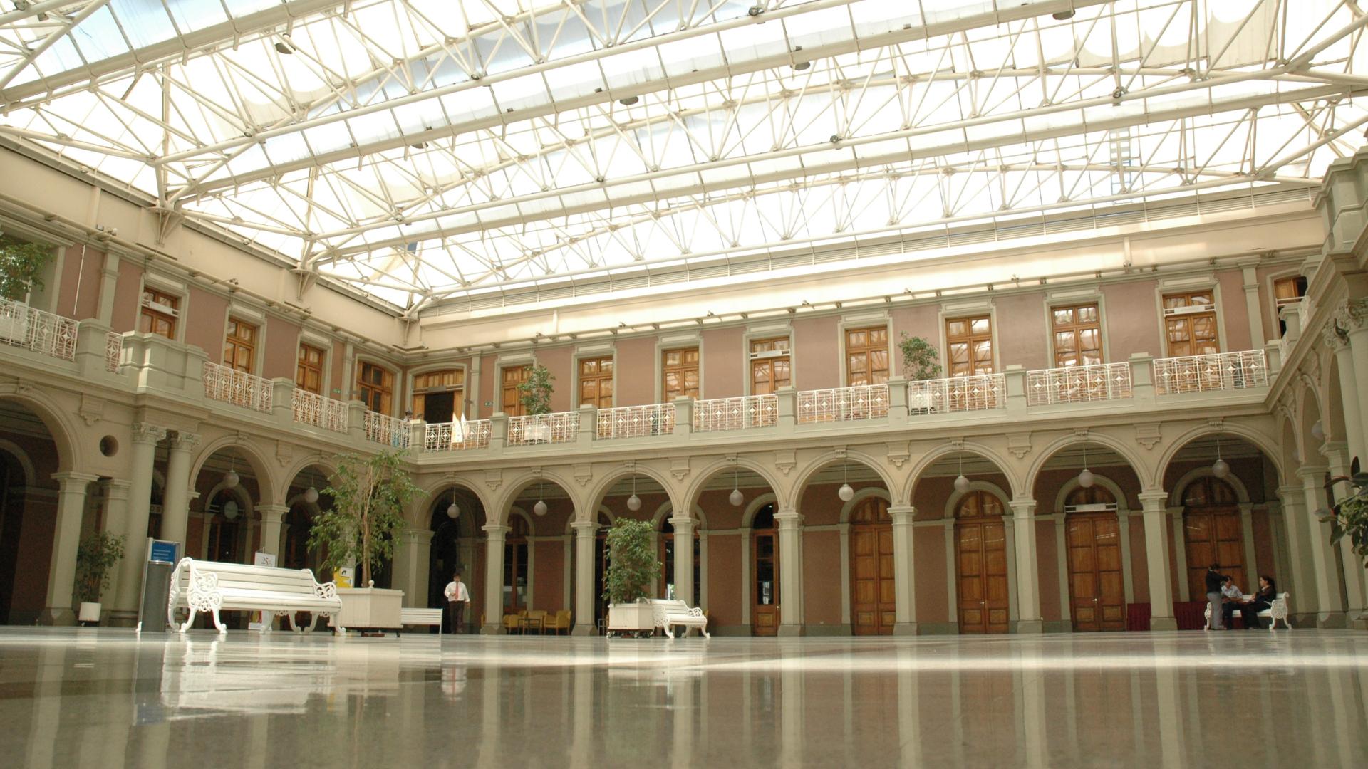 Plaza central del Centro de Extensión Alameda