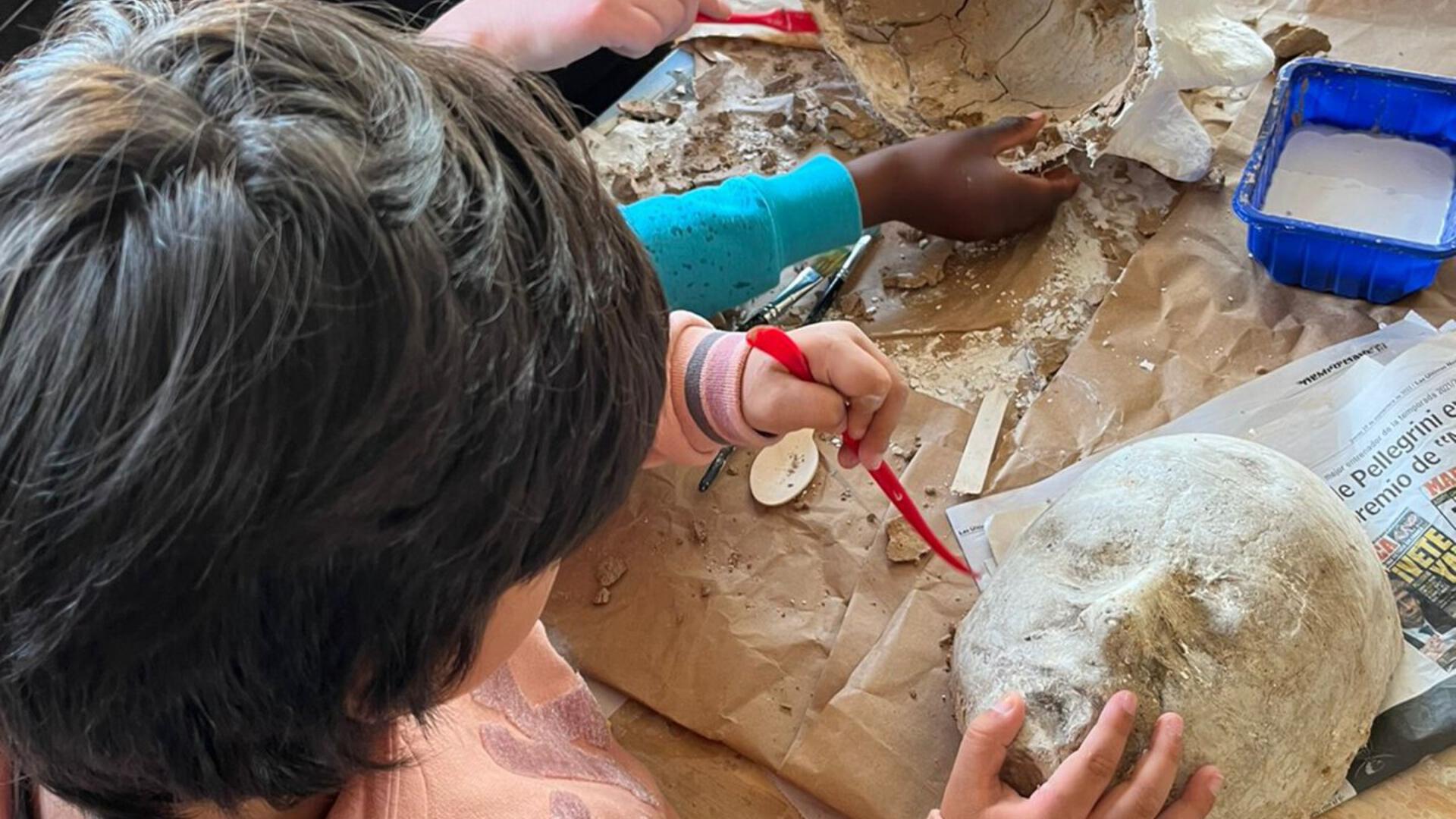 niños elaborando máscaras