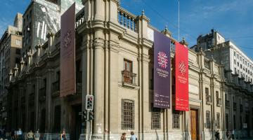 Frontis Museo Chileno de Arte Precolombino - Bandera 361, Santiago. Metro Plaza de Armas