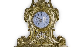 Reloj de sobre mesa en ormolú. Esta y otras piezas podrás encontrar en Museo Palacio Rioja.