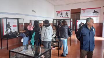 visitantes en Sala Oriente