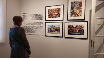 Persona observando la exposión fotográfica en la Fundación Victor Jara