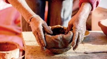 Manos trabajando la greda. María Toledo. Alfarera de Quirihue, región de Ñuble.