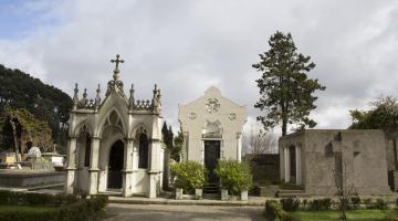 Imágen de mausoleos ubicados en plaza Pedro del Río Zañartu del Cementerio General de Concepción