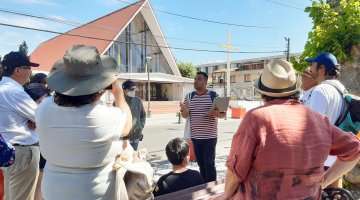 Luis Darmendrail relatando la historia de la Parroquia Nuestra Señora del Carmen